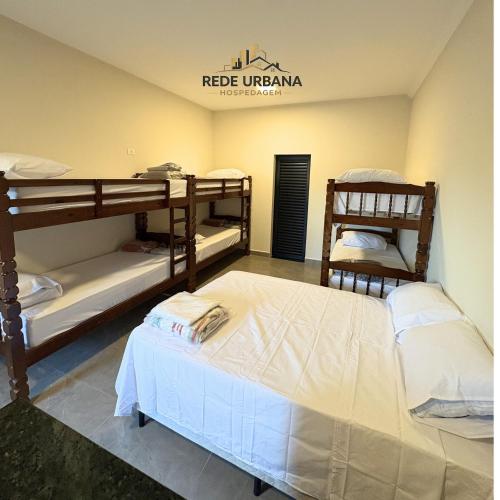 two bunk beds in a room with a sign at Loft 7 com ar-condicionado da Rede Urbana in Indaiatuba