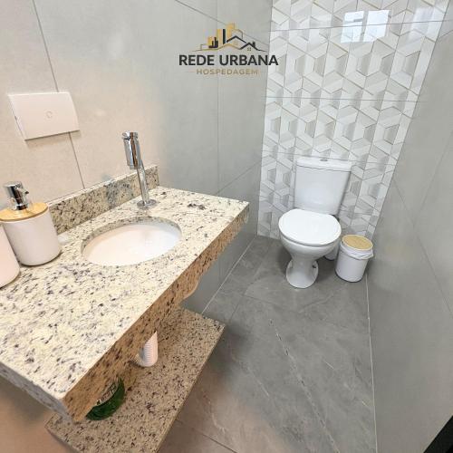 a bathroom with a sink and a toilet at Loft 7 com ar-condicionado da Rede Urbana in Indaiatuba
