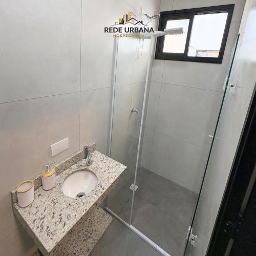 a bathroom with a sink and a shower at Loft 9 com ar-condicionado da Rede Urbana in Indaiatuba