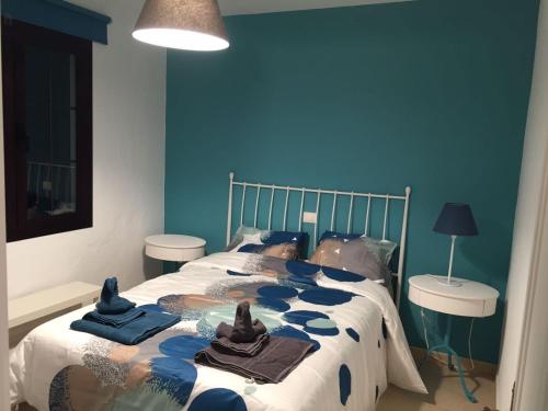 Un dormitorio con una cama con toallas de murciélago. en Sun Beach Apartamento nº 26, en Caleta de Fuste