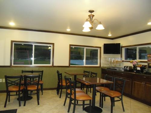 A restaurant or other place to eat at Pilgrim Inn & Cottages
