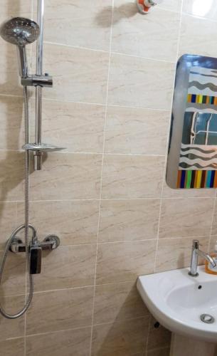 a bathroom with a shower and a sink at Ecogîte Dégg-Jàmm in Mbour