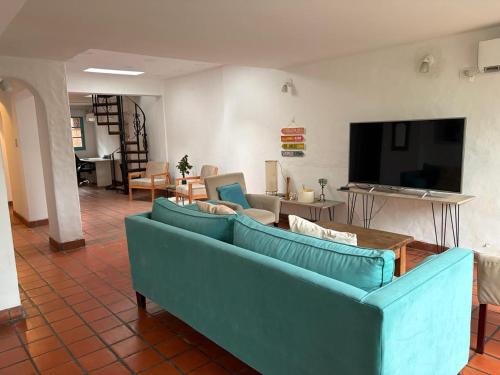 a living room with a blue couch in a room at Espacio y confort en tres dormitorios in Campana