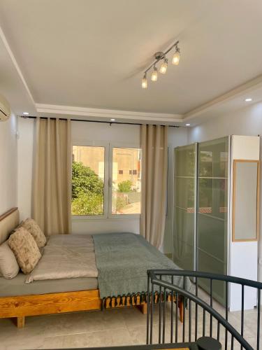 a bedroom with a bed and a window at La Perle de Bizerte in Banzart