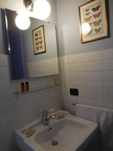 a bathroom with a sink and a mirror at Al Giardino Degli Etruschi in Chiusi