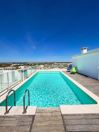 Modern Charming Nautic Condo by BeCherish