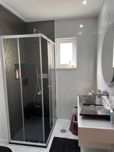 Villa with pool in Setubal, 15 min from the beach