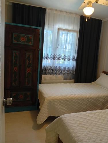 a bedroom with two beds and a window at Dal urla in Urla