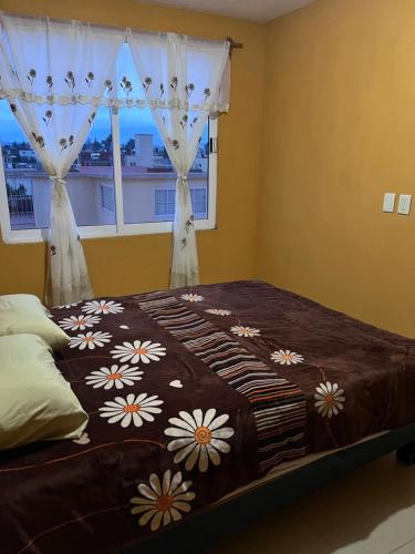 ein Schlafzimmer mit einem großen Bett und einem Fenster in der Unterkunft Rincón acogedor in Toluca de Lerdo