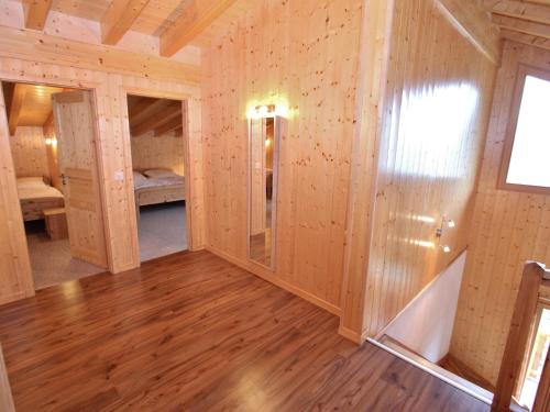 ラ・ズマにあるNice Holiday Home in Riddes with Saunaのウッドフロアの客室で、鏡が備わります。