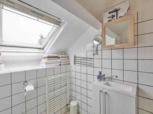 a bathroom with a sink and a window at Spijk vakantiehuis in Spijk