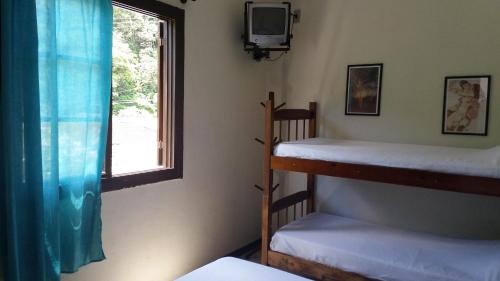 Zimmer mit 2 Etagenbetten und einem Fenster in der Unterkunft Hotel Madrid in Mendes