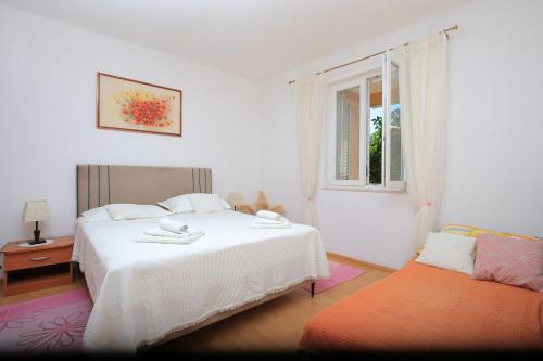 Apartments with parking space Trogir - 27140