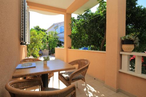 Apartments with parking space Trogir - 27140