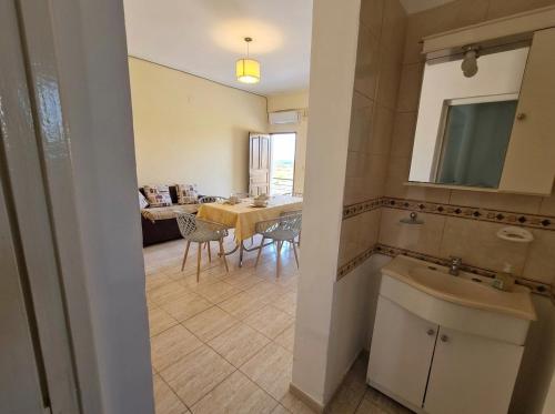 a bathroom with a sink and a table in a room at Departamentos Marconi 1B in Resistencia