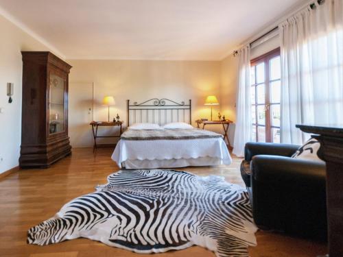 una alfombra de zebraebra en el suelo de un dormitorio en Ideal villa in Peralada with private pool and garden, en Peralada