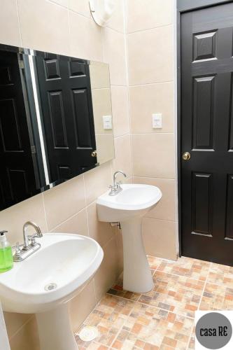 a bathroom with two sinks and a mirror at Habitación 2 Pitaya Casa RE in Tehuacán