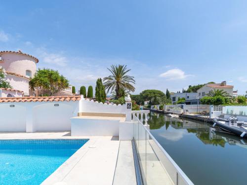 Villa de Luxe avec Piscine Privée et Parking à Empuriabrava