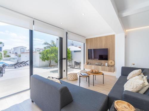Villa de Luxe avec Piscine Privée et Parking à Empuriabrava
