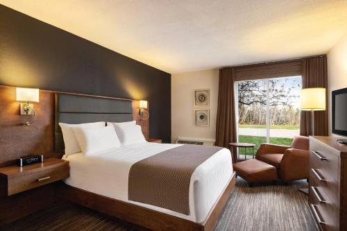ein Hotelzimmer mit einem Bett und einem Fenster in der Unterkunft Atlantic Host Hotel, an Ascend Collection Hotel in Bathurst