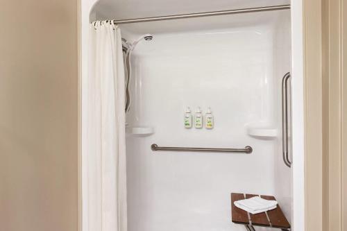 ein Badezimmer mit Dusche und Duschvorhang in der Unterkunft Atlantic Host Hotel, an Ascend Collection Hotel in Bathurst