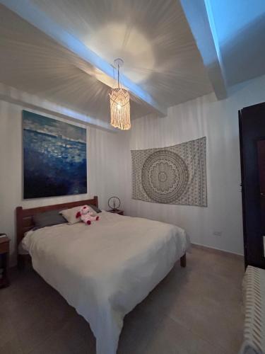 a bedroom with a bed and a chandelier at Resort Casita in Playa Venao