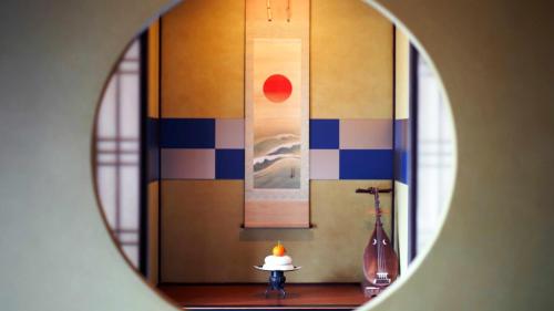 a room with a mirror and a table with a lamp at 別邸 六花 in Hino