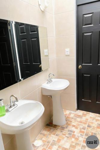 a bathroom with two sinks and a mirror at Habitación 3 Pitahaya Casa RE in Tehuacán