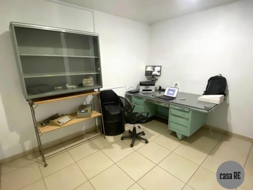 an office with a desk with a computer and a chair at Habitación 3 Pitahaya Casa RE in Tehuacán