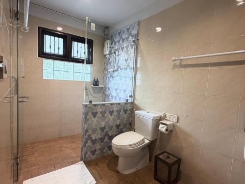 a bathroom with a toilet and a shower at Baan Pai Nai Wieng in Pai