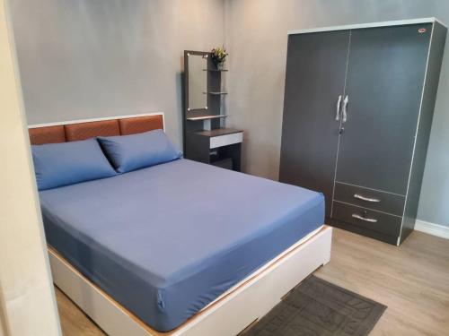 a bedroom with a blue bed and a locker at Hua hin pool view in Hua Hin