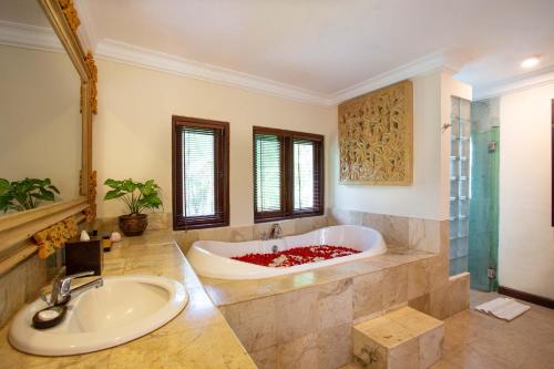a large bathroom with a tub and a sink at Villa Semana Resort & Spa in Ubud