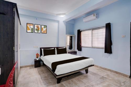 a bedroom with a bed and a window at Hotel O Satara Bypass Formerly Sairaj Lodging in Satara