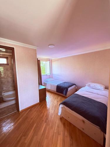 a bedroom with two beds and a window at Wey Stop in K'vemo Alvani