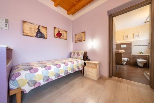 a bedroom with a bed and a bathroom at B&B La Vecchia Tipografia - Lago D'Idro in Ponte Caffaro