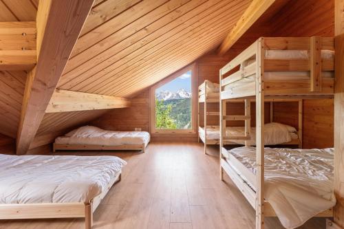 a bedroom with bunk beds in a wooden cabin at Les chalets Super Geants in Saint-François-Longchamp
