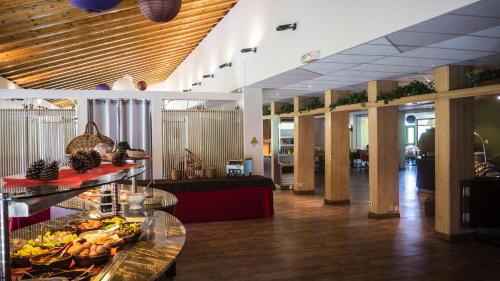 een lobby met een buffet met eten bij Village Vacances Passion Les 4 Saisons Resort & Spa in Saint-Chaffrey