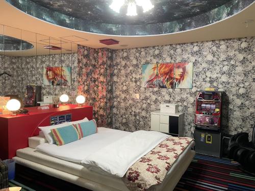 a bedroom with a bed in a room at ホテルシルクロード ＡｄｕｌｔＯｎｌｙ in Hiroshima