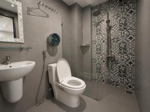 a bathroom with a toilet and a sink and a shower at Thiên Ngân Hostel in Da Lat