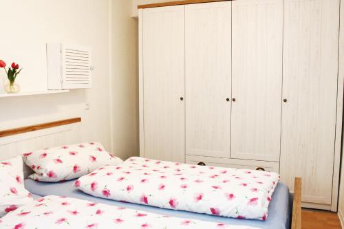 a bedroom with a bed and a white cabinet at Ferienwohnung im Rauchwinkel in Hösseringen
