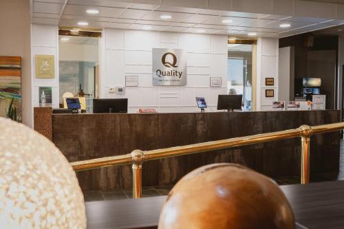 a view of the lobby of a waiting room at Quality Inn Rouyn-Noranda in Rouyn-Noranda