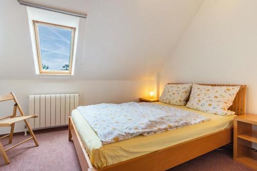 a small bedroom with a bed and a window at Sonnengelb - Fulgenhaus in Klein Bollhagen
