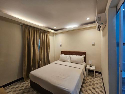 a bedroom with a bed and a window at Cozy rooms Asoke in Bangkok