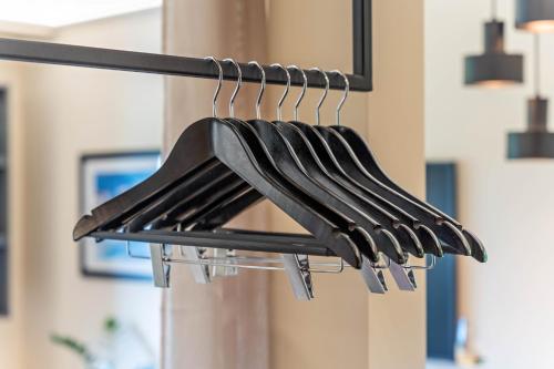 a bunch of utensils hanging on a rack at Küstenblau - Fulgenhaus in Klein Bollhagen