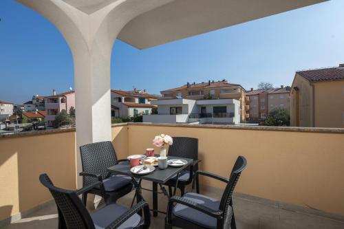 Apt Ana Walk To Beach with Balcony - Happy Rentals