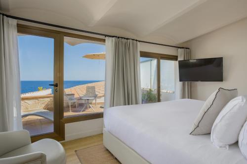 ein Schlafzimmer mit Bett und Meerblick in der Unterkunft Eden Roc Hotel & Spa by Brava Hoteles in Sant Feliu de Guixols