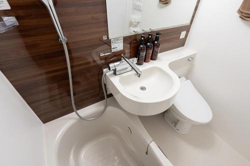 a white bathroom with a toilet and a sink at 萩別邸 翠 HAGI Bettei SUI in Hagi