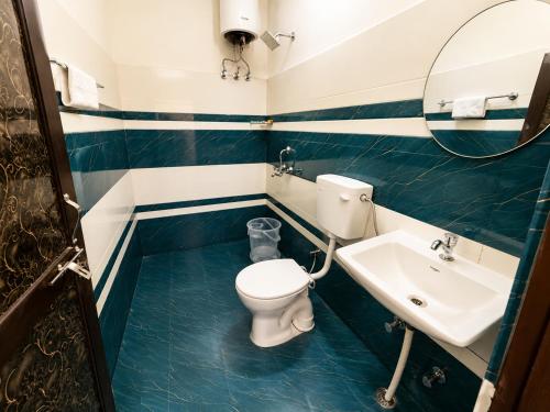 a bathroom with a toilet and a sink at Hotel Hanumat Palace-300 meter Jaipur junction & 1km Sindhi camp bus stand in Jaipur