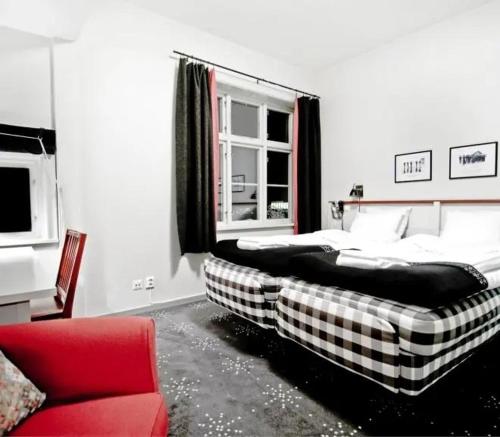 a bedroom with two beds and a window at Meteorologen Ski Lodge in Riksgränsen