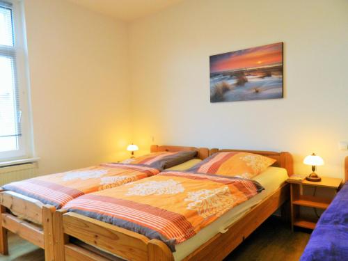 two twin beds in a bedroom with two lamps at 'kiek In' Fewo Schellberg in Grevesmühlen